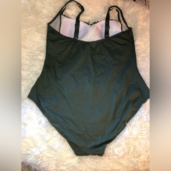 VENUS Green and White One-Piece Swimsuit size 16D - Picture 13 of 16